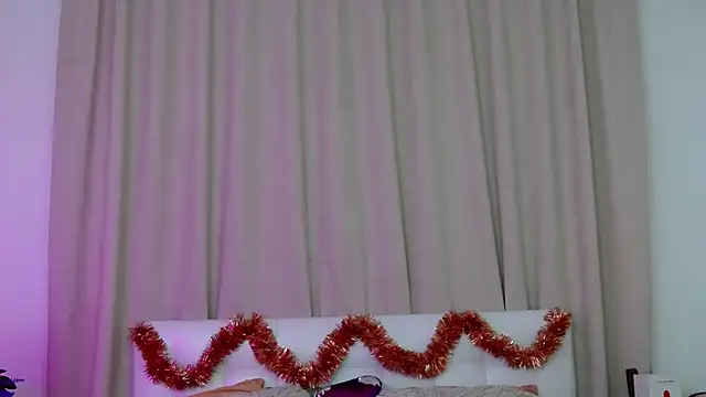 Snapshot of WildRedBerry chatting on 12-10-24, 10:06 WildRedBerry online show from 12-10-24, 10:06