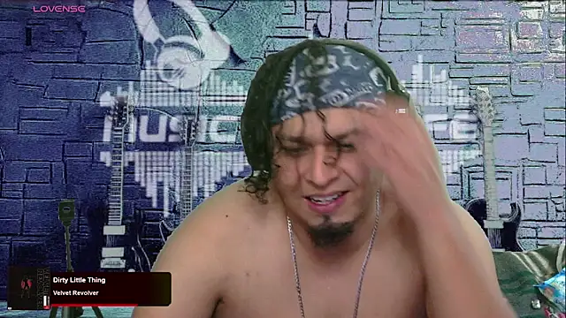 Snapshot of chino_roz chatting on 02-01-25, 03:18 chino roz online show from 02-01-25, 03:18