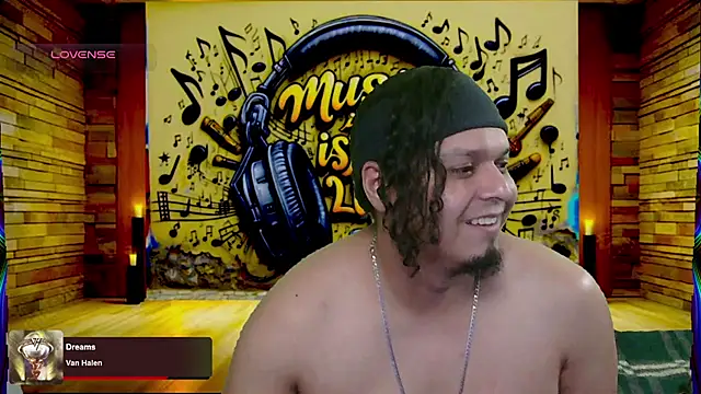 Snapshot of chino_roz chatting on 03-19-25, 11:25 chino roz online show from 03-19-25, 11:25