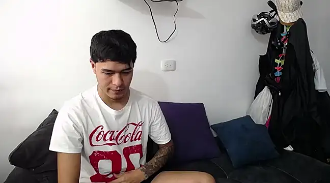 Snapshot of Santiago_kiler chatting on 02-24-25, 04:04 Santiago kiler online show from 02-24-25, 04:04