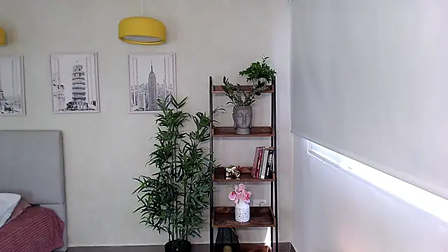 Snapshot of Sassy--Girl chatting on 02-17-25, 06:04 Sassy--Girl online show from 02-17-25, 06:04