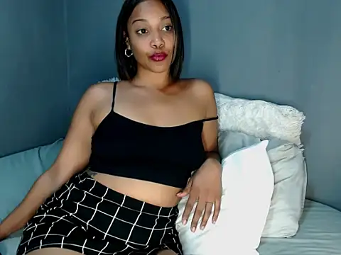 Snapshot of _MoniqueLovay_ chatting on 10-12-25, 04:22  MoniqueLovay  online show from 10-12-25, 04:22