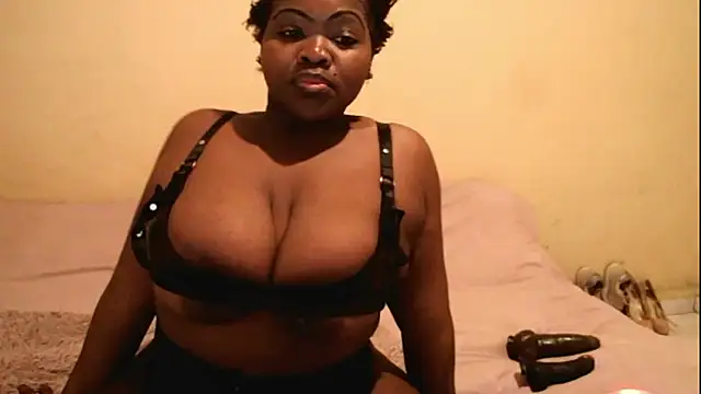 Snapshot of Queen_BootyXXX chatting on 09-19-25, 02:46 Queen BootyXXX online show from 09-19-25, 02:46