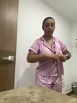 Snapshot of Hannahoff chatting on 01-17-25, 04:15 Hannahoff online show from 01-17-25, 04:15