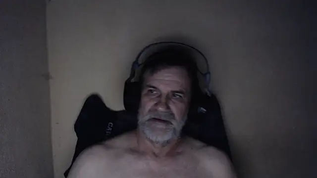 Snapshot of AlexNudo chatting on 09-22-25, 05:31 AlexNudo online show from 09-22-25, 05:31