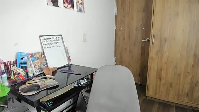 Snapshot of charlott7 chatting on 02-15-25, 01:31 charlott7 online show from 02-15-25, 01:31