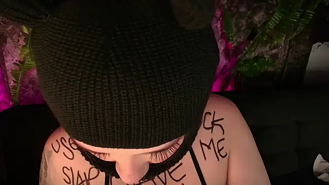 Snapshot of Laura_takint chatting on 12-20-24, 05:40 Laura takint online show from 12-20-24, 05:40