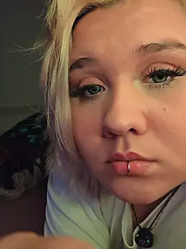 Snapshot of Laura_takint chatting on 10-26-25, 04:29 Laura takint online show from 10-26-25, 04:29