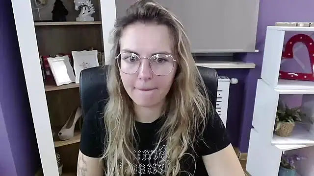 Zoey Erotic online show from 10-06-25, 04:32