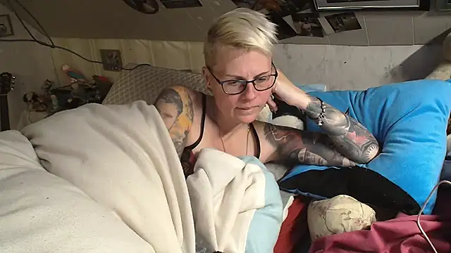 Snapshot of MaryG chatting on 12-03-24, 08:39 MaryG online show from 12-03-24, 08:39