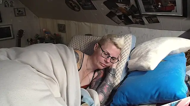 Snapshot of MaryG chatting on 12-04-24, 09:13 MaryG online show from 12-04-24, 09:13