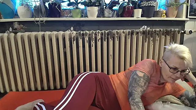 Snapshot of MaryG chatting on 01-04-25, 03:28 MaryG online show from 01-04-25, 03:28