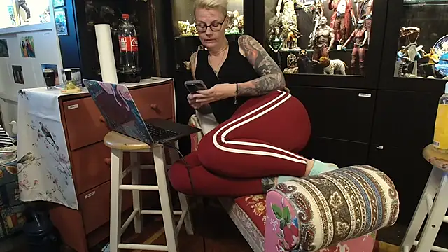 Snapshot of MaryG chatting on 01-09-25, 10:09 MaryG online show from 01-09-25, 10:09