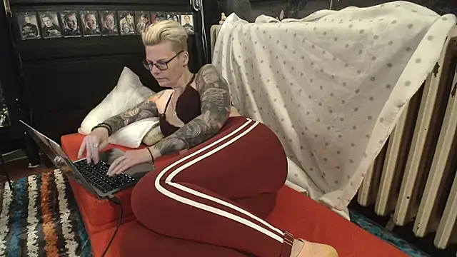 Snapshot of MaryG chatting on 01-22-25, 09:43 MaryG online show from 01-22-25, 09:43