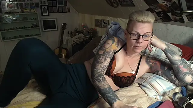 Snapshot of MaryG chatting on 02-11-25, 04:35 MaryG online show from 02-11-25, 04:35