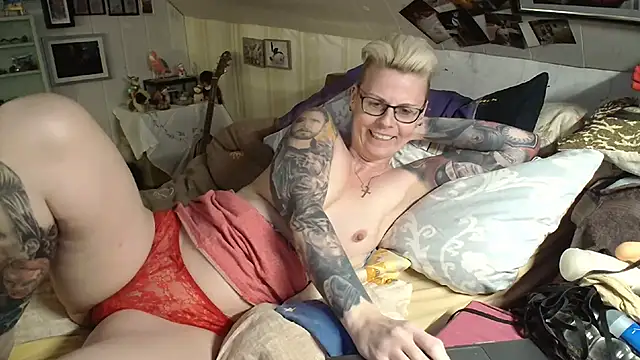 Snapshot of MaryG chatting on 02-24-25, 05:53 MaryG online show from 02-24-25, 05:53