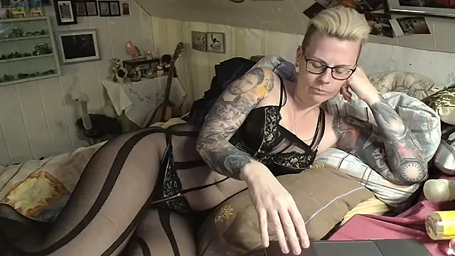 Snapshot of MaryG chatting on 02-27-25, 07:04 MaryG online show from 02-27-25, 07:04