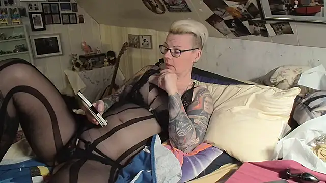 Snapshot of MaryG chatting on 03-02-25, 07:23 MaryG online show from 03-02-25, 07:23