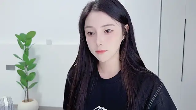 Snapshot of HaagenDazs_ chatting on 10-02-25, 12:56 HaagenDazs online show from 10-02-25, 12:56