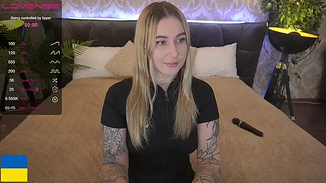 Snapshot of ArolinaNight chatting on 12-14-24, 03:18 ArolinaNight online show from 12-14-24, 03:18