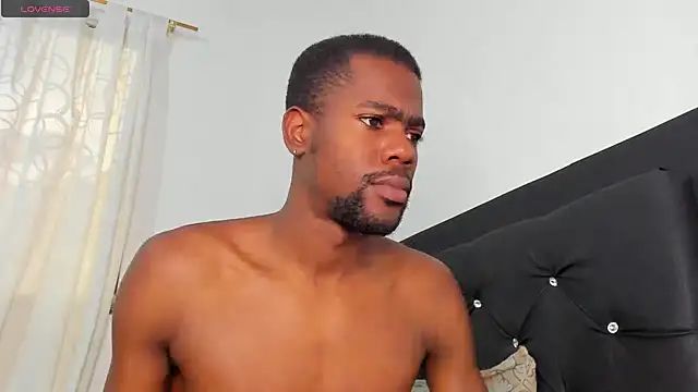 Snapshot of santi_brown chatting on 10-11-25, 09:35 santi brown online show from 10-11-25, 09:35