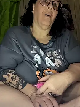 Snapshot of davisdesires@xh chatting on 12-17-24, 03:28 davisdesiresxh online show from 12-17-24, 03:28