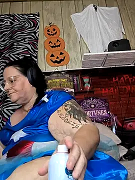 Snapshot of davisdesires@xh chatting on 10-14-25, 02:07 davisdesiresxh online show from 10-14-25, 02:07