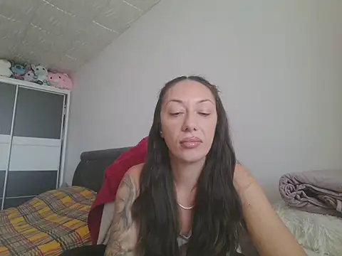 Snapshot of MeliEva chatting on 10-21-25, 10:49 MeliEva online show from 10-21-25, 10:49