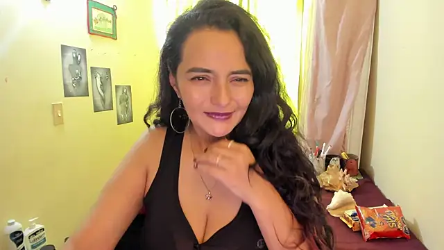 Snapshot of emma_luxy chatting on 12-23-24, 01:13 emma luxy online show from 12-23-24, 01:13