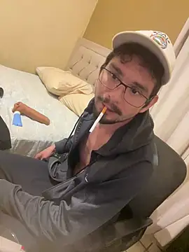 Snapshot of Tomthelong chatting on 02-06-25, 11:43 Tomthelong online show from 02-06-25, 11:43