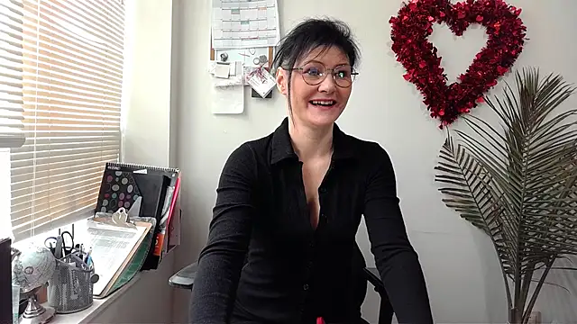 Snapshot of City_Kat chatting on 01-15-25, 04:00 City Kat online show from 01-15-25, 04:00