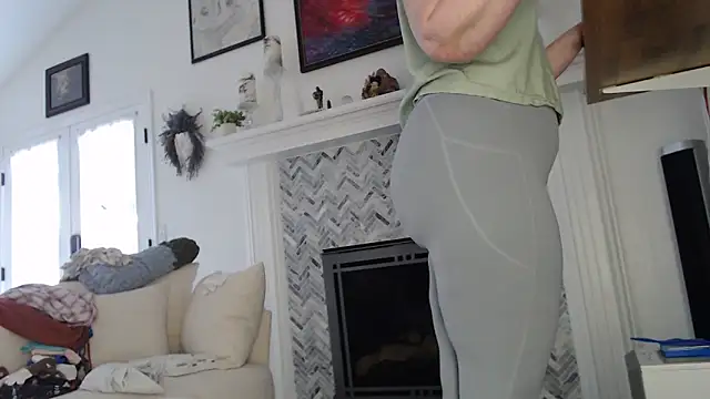 Snapshot of AuroraWillows chatting on 10-02-25, 02:46 AuroraWillows online show from 10-02-25, 02:46