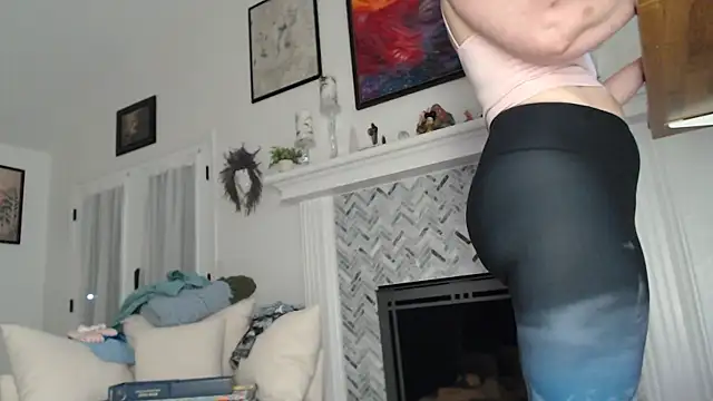 Snapshot of AuroraWillows chatting on 10-21-25, 11:00 AuroraWillows online show from 10-21-25, 11:00