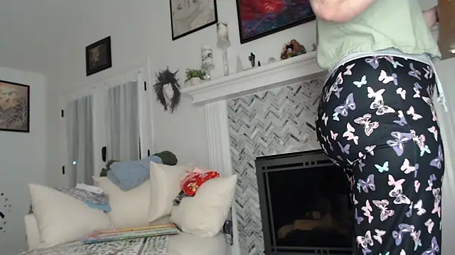 Snapshot of AuroraWillows chatting on 10-26-25, 12:11 AuroraWillows online show from 10-26-25, 12:11