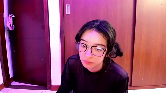 Snapshot of _Lunnaa_ chatting on 02-02-25, 05:21  Lunnaa  online show from 02-02-25, 05:21
