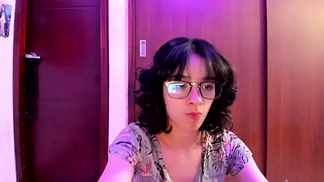 Snapshot of _Lunnaa_ chatting on 02-10-25, 12:41  Lunnaa  online show from 02-10-25, 12:41