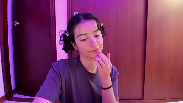 Snapshot of _Lunnaa_ chatting on 02-23-25, 05:01  Lunnaa  online show from 02-23-25, 05:01