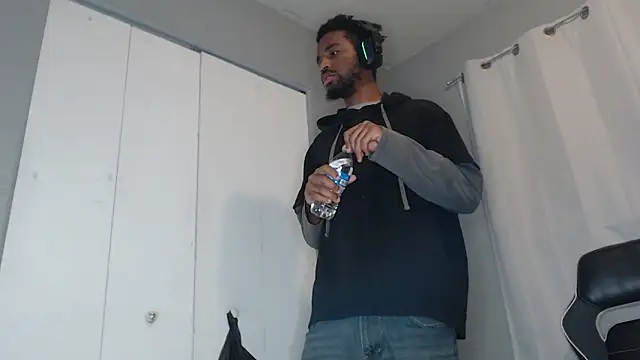 Snapshot of ChrisVacher chatting on 12-11-24, 01:49 ChrisVacher online show from 12-11-24, 01:49