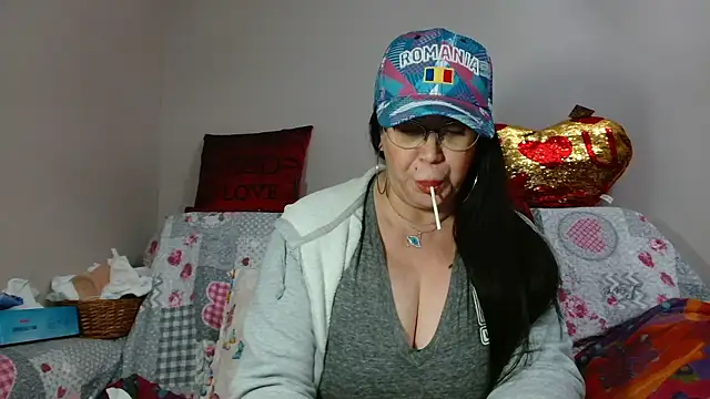 Snapshot of x__KHALEESI__x chatting on 12-08-24, 01:56 x KHALEESI x online show from 12-08-24, 01:56
