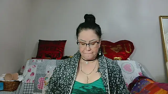 Snapshot of x__KHALEESI__x chatting on 12-21-24, 10:40 x KHALEESI x online show from 12-21-24, 10:40