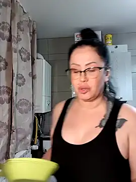 Snapshot of x__KHALEESI__x chatting on 01-05-25, 08:00 x KHALEESI x online show from 01-05-25, 08:00