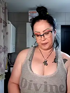Snapshot of x__KHALEESI__x chatting on 01-21-25, 05:09 x KHALEESI x online show from 01-21-25, 05:09