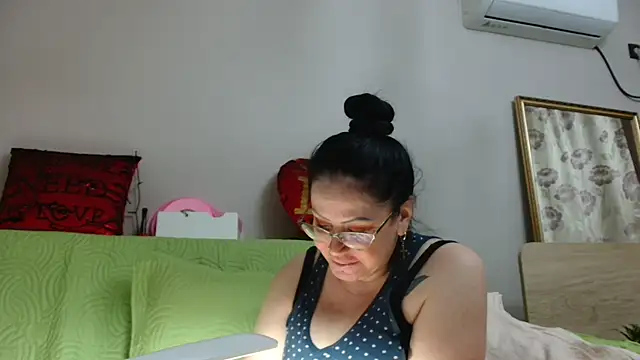 Snapshot of x__KHALEESI__x chatting on 01-24-25, 06:04 x KHALEESI x online show from 01-24-25, 06:04