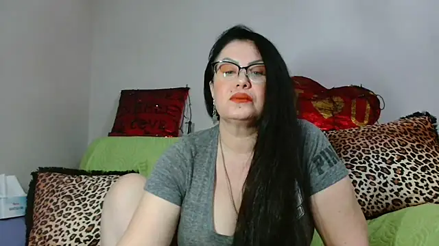 Snapshot of x__KHALEESI__x chatting on 02-01-25, 11:37 x KHALEESI x online show from 02-01-25, 11:37