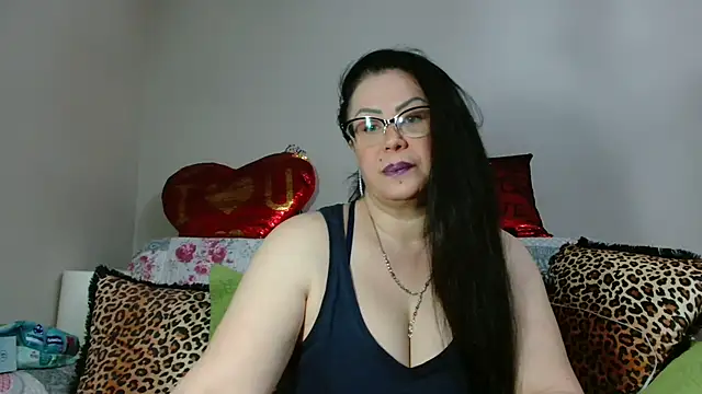 Snapshot of x__KHALEESI__x chatting on 03-09-25, 06:32 x KHALEESI x online show from 03-09-25, 06:32