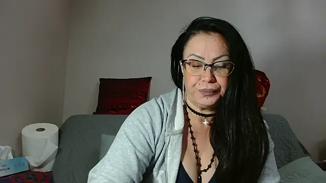 Snapshot of x__KHALEESI__x chatting on 10-02-25, 06:26 x KHALEESI x online show from 10-02-25, 06:26