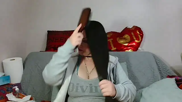Snapshot of x__KHALEESI__x chatting on 10-19-25, 06:41 x KHALEESI x online show from 10-19-25, 06:41