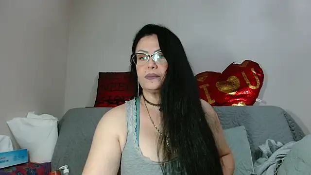 Snapshot of x__KHALEESI__x chatting on 10-22-25, 05:45 x KHALEESI x online show from 10-22-25, 05:45