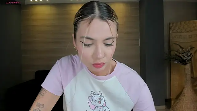 NiaHolland online show from 10-23-25, 07:56