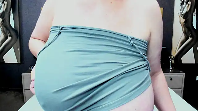 Snapshot of KiraLeila chatting on 09-17-25, 02:35 KiraLeila online show from 09-17-25, 02:35